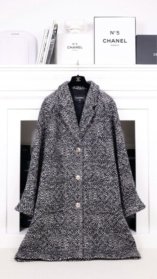 Chanel 20A高级手工坊系列秀款黑白粗花呢两口袋大衣长款外套-0