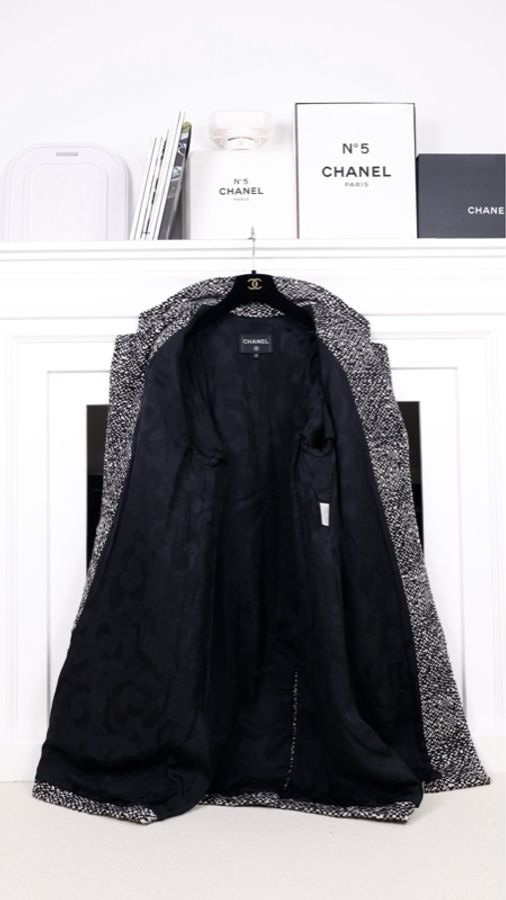 Chanel 20A高级手工坊系列秀款黑白粗花呢两口袋大衣长款外套-2