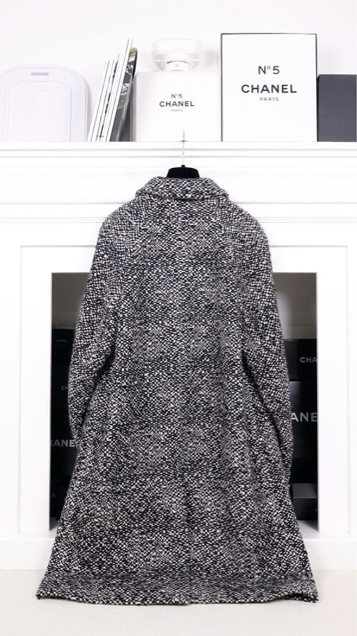 Chanel 20A高级手工坊系列秀款黑白粗花呢两口袋大衣长款外套-3