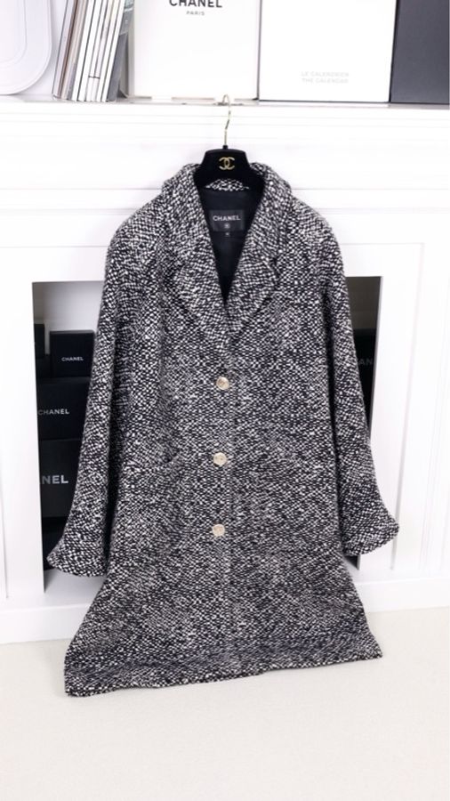Chanel 20A高级手工坊系列秀款黑白粗花呢两口袋大衣长款外套-7