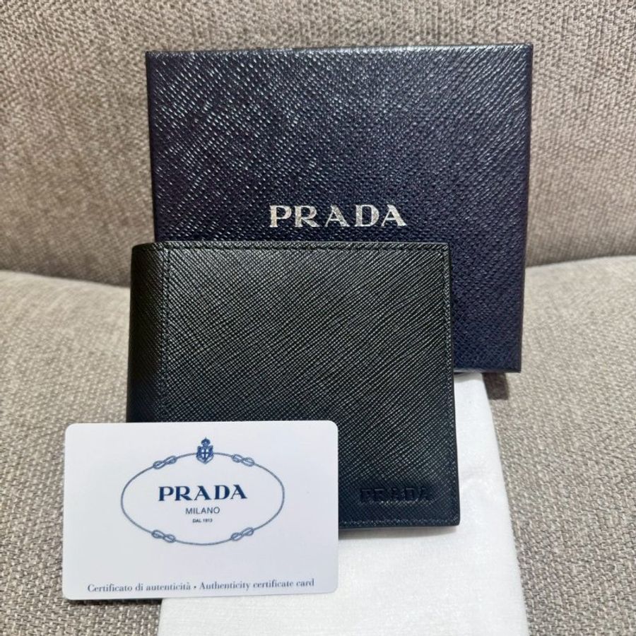PRADA Saffiano立體LOGO防刮牛皮對開短夾-0