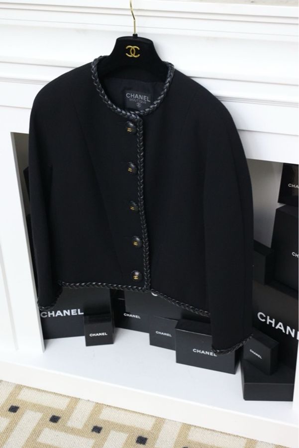 Chanel 92年秋冬皮扣皮革编花滚边黑金扣外套半裙套装-1