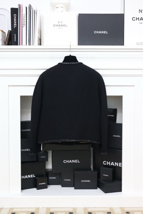Chanel 92年秋冬皮扣皮革编花滚边黑金扣外套半裙套装-3