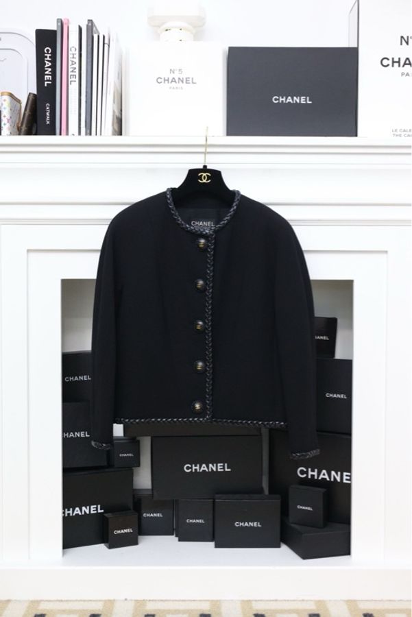 Chanel 92年秋冬皮扣皮革编花滚边黑金扣外套半裙套装-8