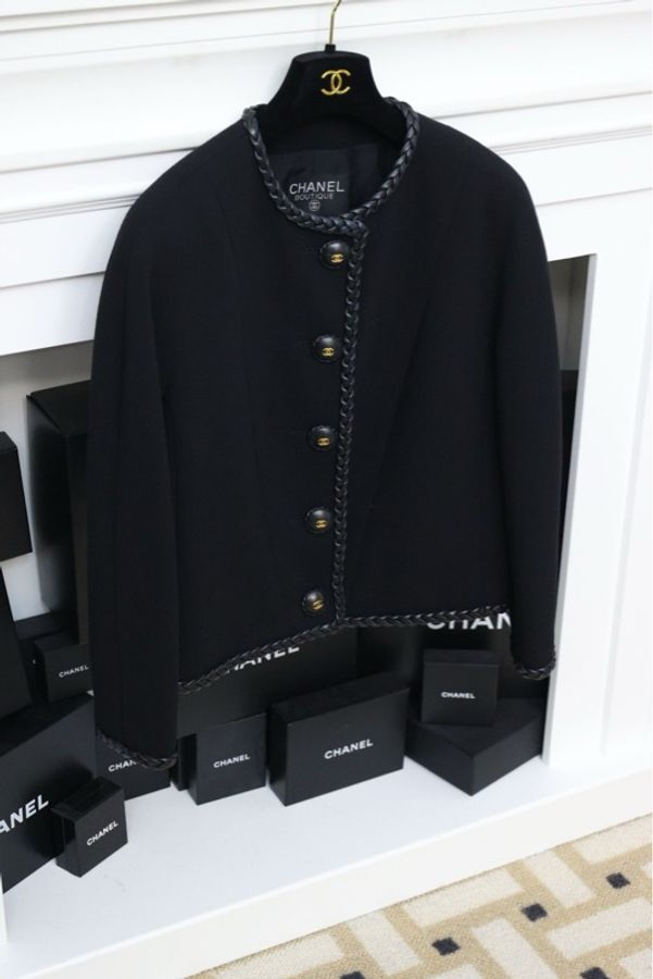 Chanel 92年秋冬皮扣皮革编花滚边黑金扣外套半裙套装-9