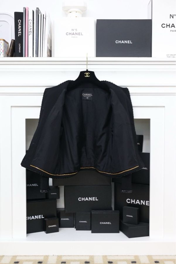 Chanel 92年秋冬皮扣皮革编花滚边黑金扣外套半裙套装-13