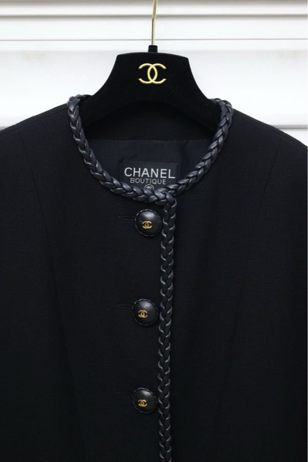 Chanel 92年秋冬皮扣皮革编花滚边黑金扣外套半裙套装-17