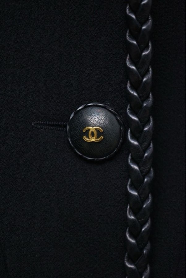 Chanel 92年秋冬皮扣皮革编花滚边黑金扣外套半裙套装-26
