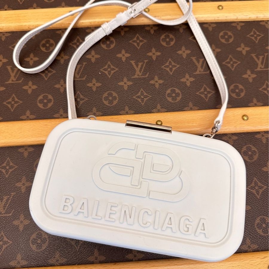 Balenciaga/巴黎世家 Box/box/方盒 純白橡膠壓標橫款相機斜挎包-2