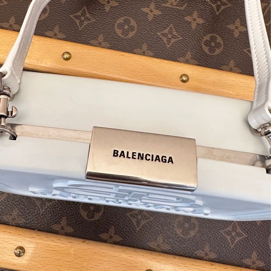 Balenciaga/巴黎世家 Box/box/方盒 純白橡膠壓標橫款相機斜挎包-3