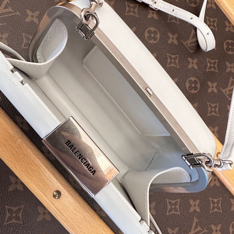 Balenciaga/巴黎世家 Box/box/方盒 純白橡膠壓標橫款相機斜挎包-7