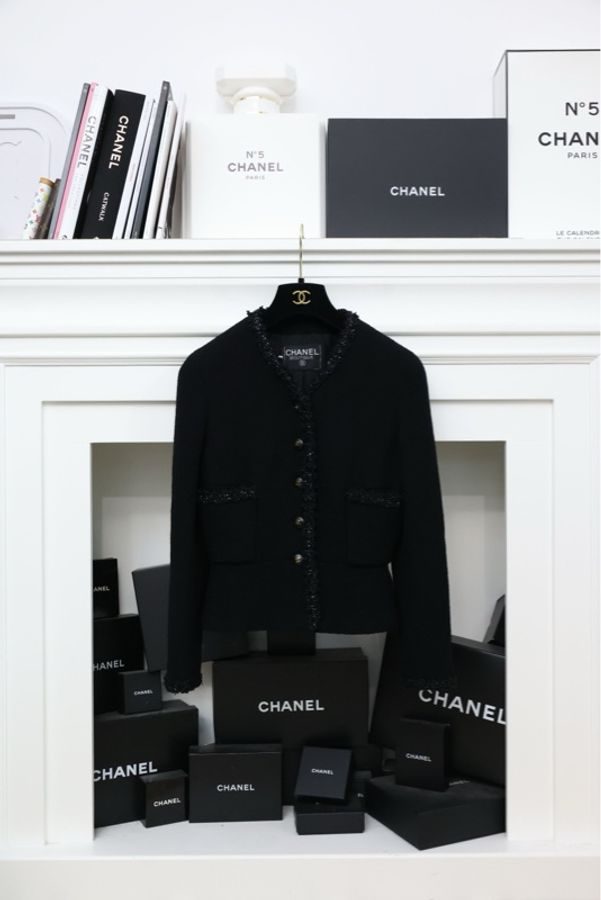 Chanel黑金扣亮片滚边两口袋外套半裙套装-6