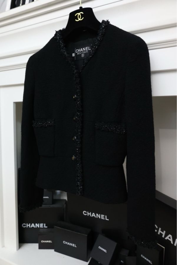 Chanel黑金扣亮片滚边两口袋外套半裙套装-8