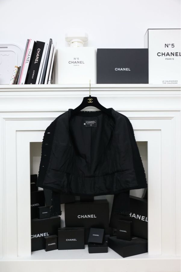 Chanel黑金扣亮片滚边两口袋外套半裙套装-10