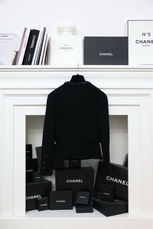 Chanel黑金扣亮片滚边两口袋外套半裙套装-15