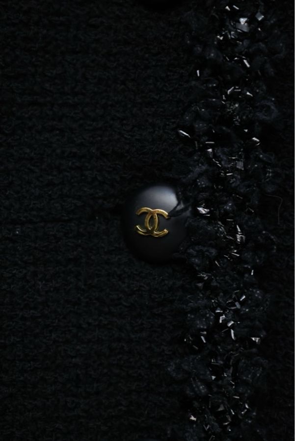 Chanel黑金扣亮片滚边两口袋外套半裙套装-19