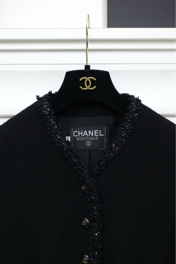 Chanel黑金扣亮片滚边两口袋外套半裙套装-26