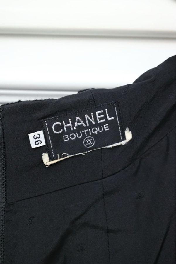 Chanel黑金扣亮片滚边两口袋外套半裙套装-32