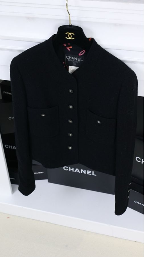 Chanel 96年黑色羊毛立领字母内衬上衣半裙套装-1