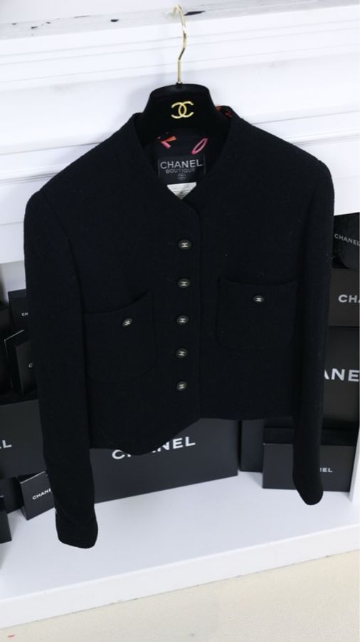 Chanel 96年黑色羊毛立领字母内衬上衣半裙套装-3