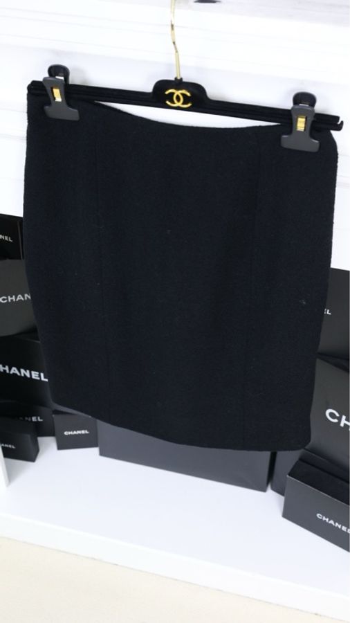 Chanel 96年黑色羊毛立领字母内衬上衣半裙套装-11