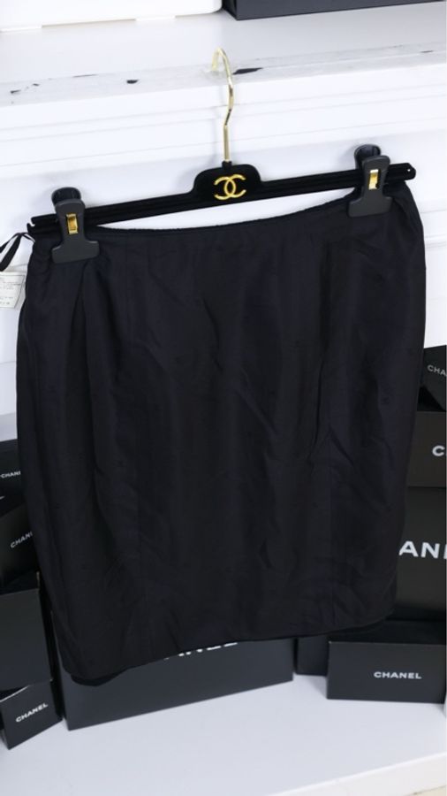 Chanel 96年黑色羊毛立领字母内衬上衣半裙套装-12