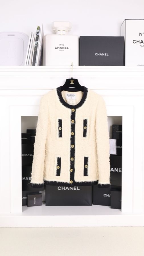 Chanel 94年秋冬秀款黑白滚边毛毛四口袋金扣外套-0