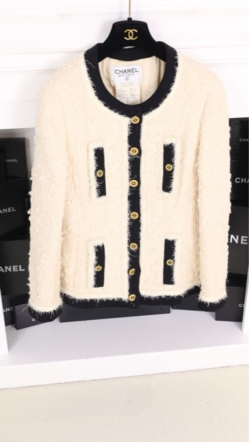 Chanel 94年秋冬秀款黑白滚边毛毛四口袋金扣外套-5