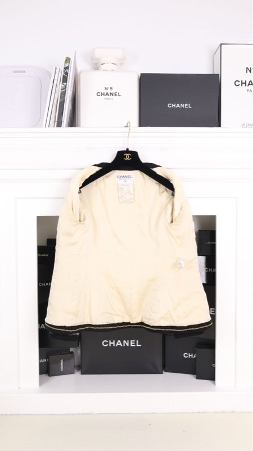 Chanel 94年秋冬秀款黑白滚边毛毛四口袋金扣外套-6