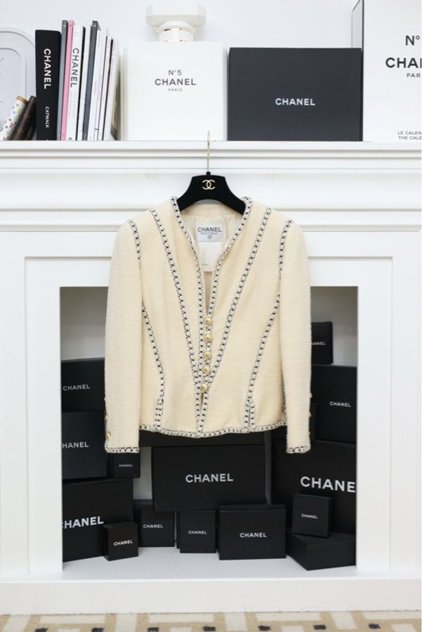 Chanel 93年刘嘉玲同款米白色羊毛黑色滚线金扣V领外套-0