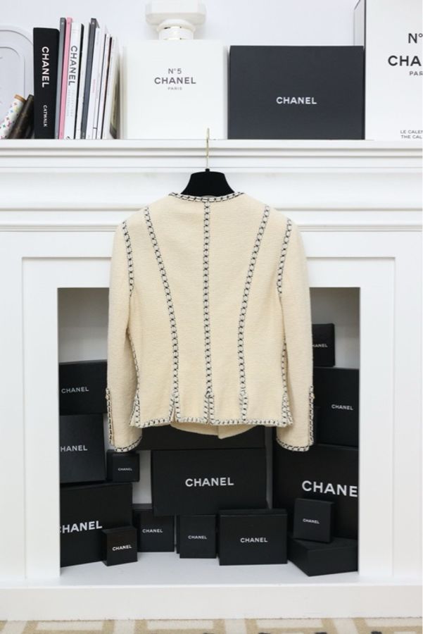 Chanel 93年刘嘉玲同款米白色羊毛黑色滚线金扣V领外套-1