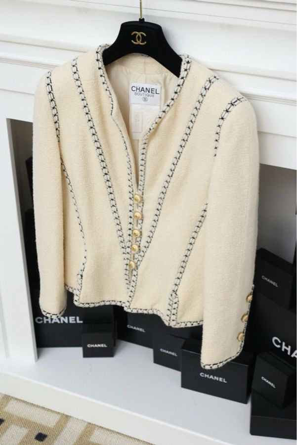Chanel 93年刘嘉玲同款米白色羊毛黑色滚线金扣V领外套-3