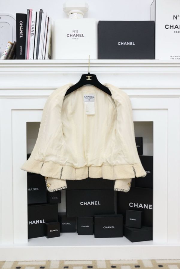 Chanel 93年刘嘉玲同款米白色羊毛黑色滚线金扣V领外套-4