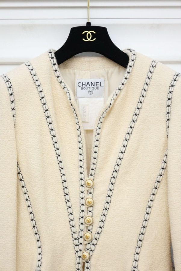 Chanel 93年刘嘉玲同款米白色羊毛黑色滚线金扣V领外套-5