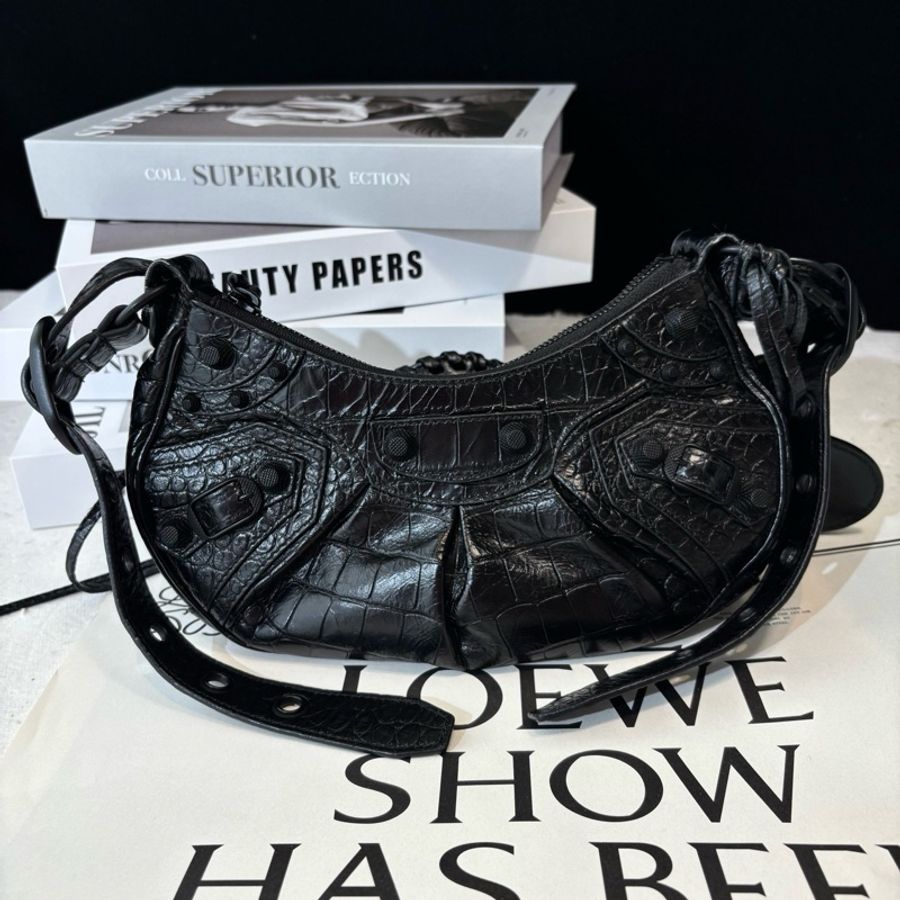 Balenciaga/巴黎世家 Le Cagole 黑色鰐魚壓紋牛皮機車包單肩斜挎包-1