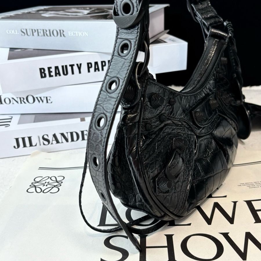 Balenciaga/巴黎世家 Le Cagole 黑色鰐魚壓紋牛皮機車包單肩斜挎包-3