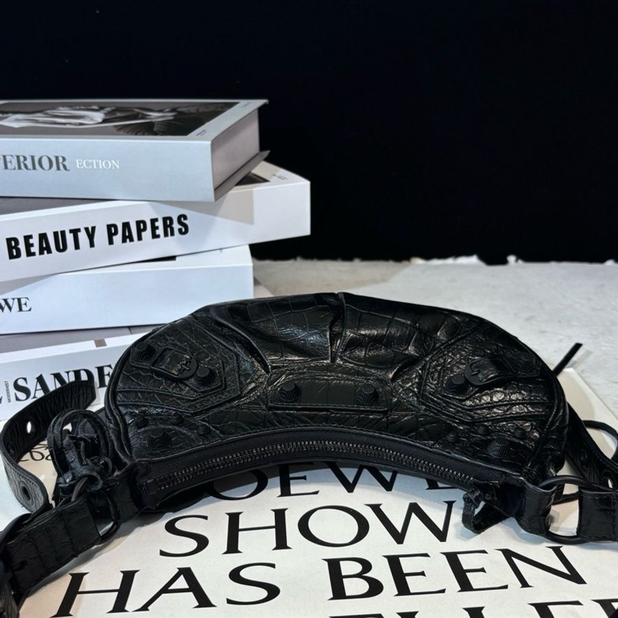 Balenciaga/巴黎世家 Le Cagole 黑色鰐魚壓紋牛皮機車包單肩斜挎包-5