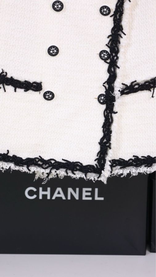 Chanel 09年春夏系列秀款黑白流苏滚边圆领两口袋外套半裙套装FR38 24/5-23