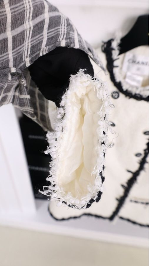 Chanel 09年春夏系列秀款黑白流苏滚边圆领两口袋外套半裙套装FR38 24/5-31