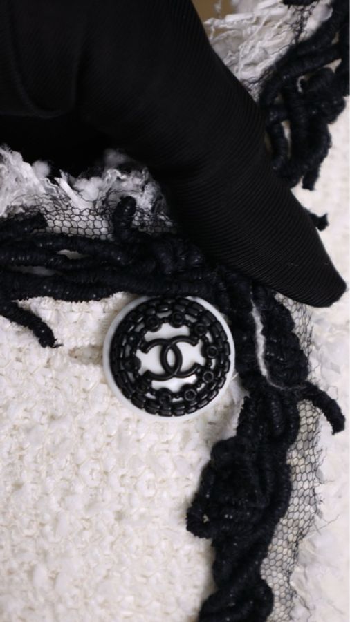 Chanel 09年春夏系列秀款黑白流苏滚边圆领两口袋外套半裙套装FR38 24/5-39