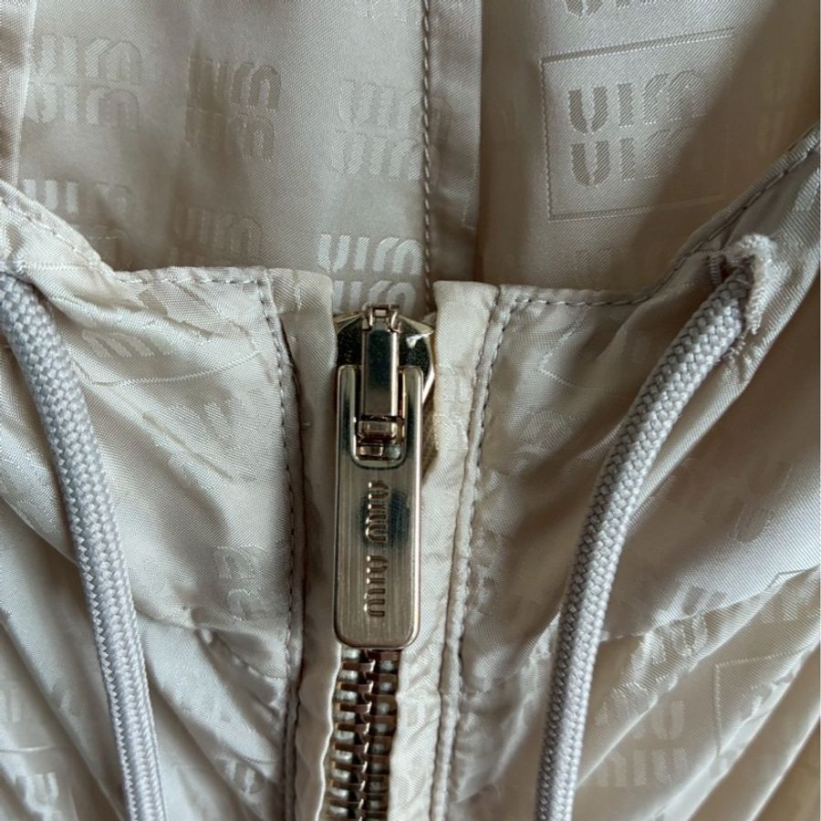 miumiu 沙宗色滿版logo外套🧥38-4