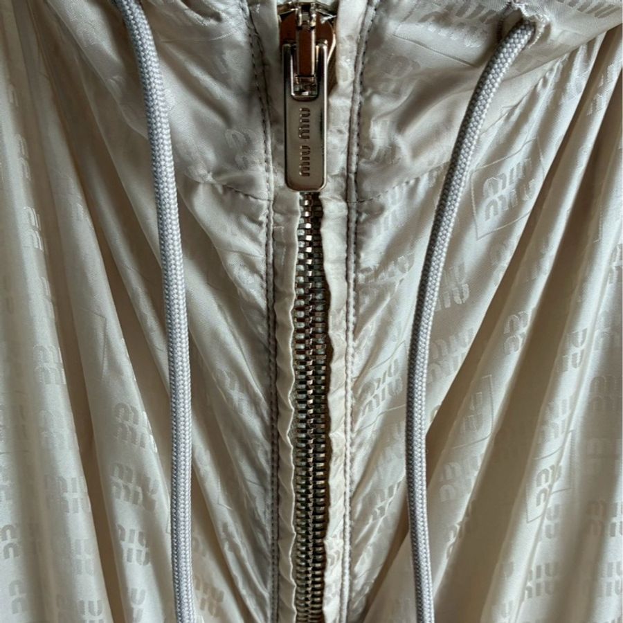 miumiu 沙宗色滿版logo外套🧥38-7