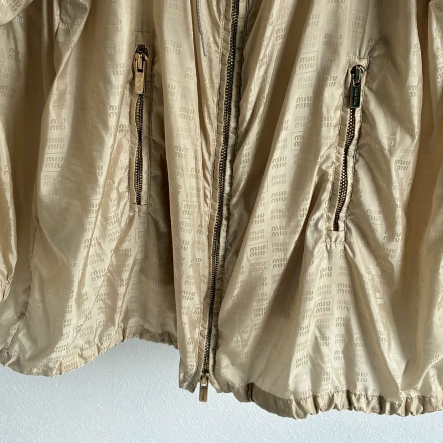 miumiu 沙宗色滿版logo外套🧥38-8
