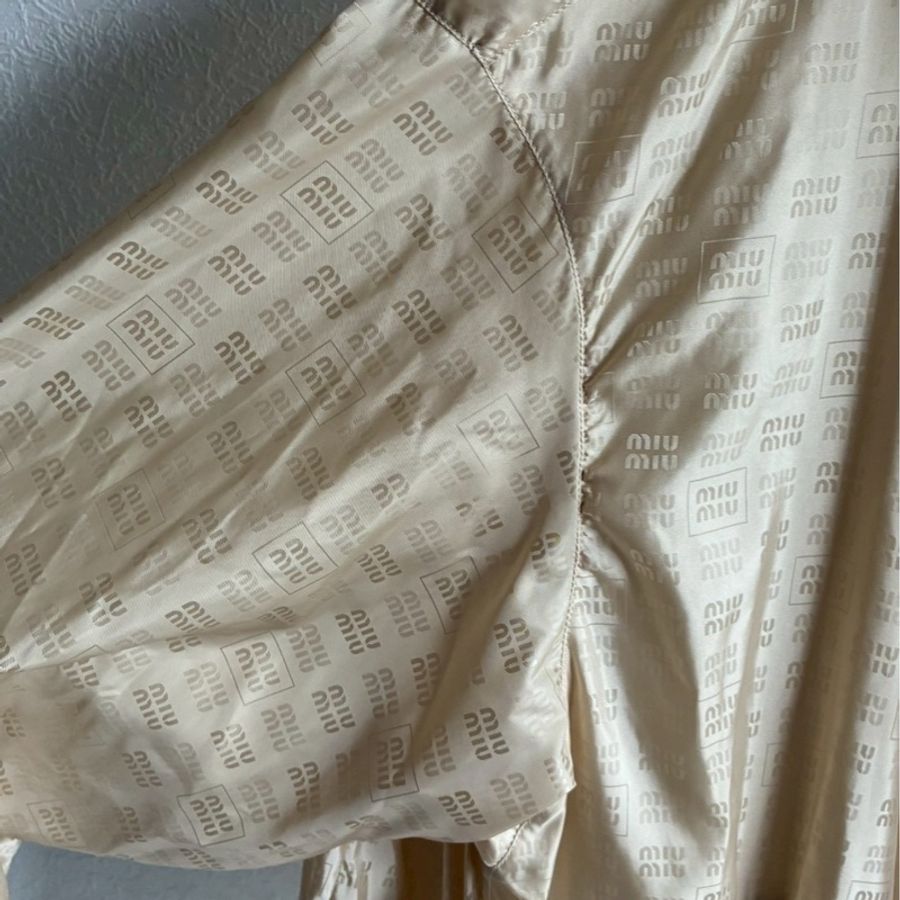 miumiu 沙宗色滿版logo外套🧥38-9