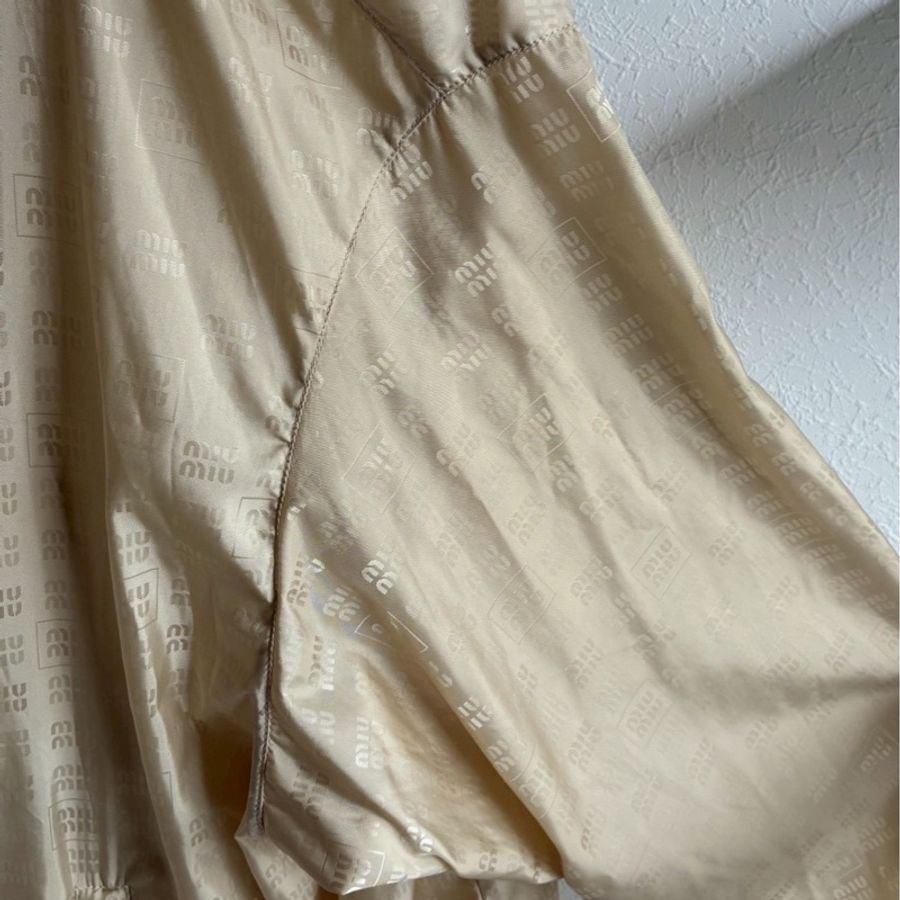 miumiu 沙宗色滿版logo外套🧥38-10