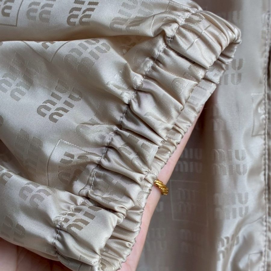 miumiu 沙宗色滿版logo外套🧥38-25