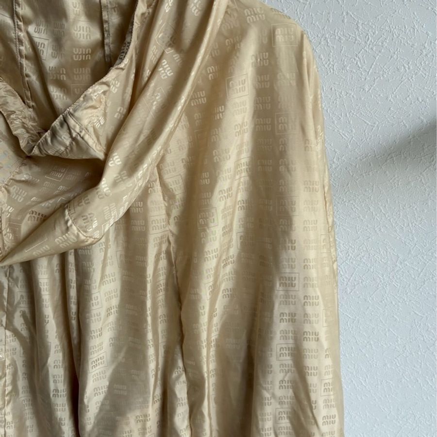 miumiu 沙宗色滿版logo外套🧥38-32