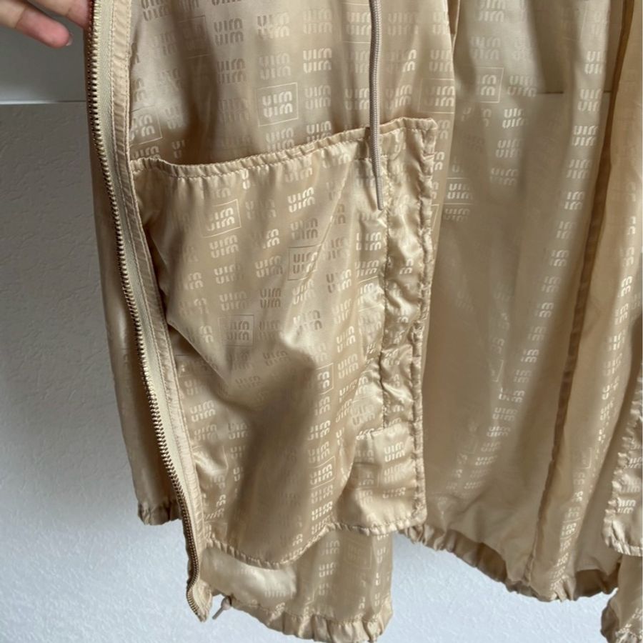 miumiu 沙宗色滿版logo外套🧥38-36