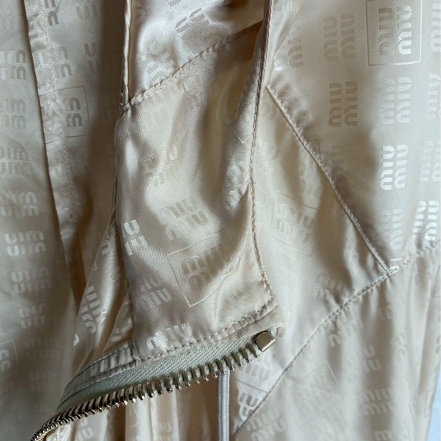 miumiu 沙宗色滿版logo外套🧥38-42