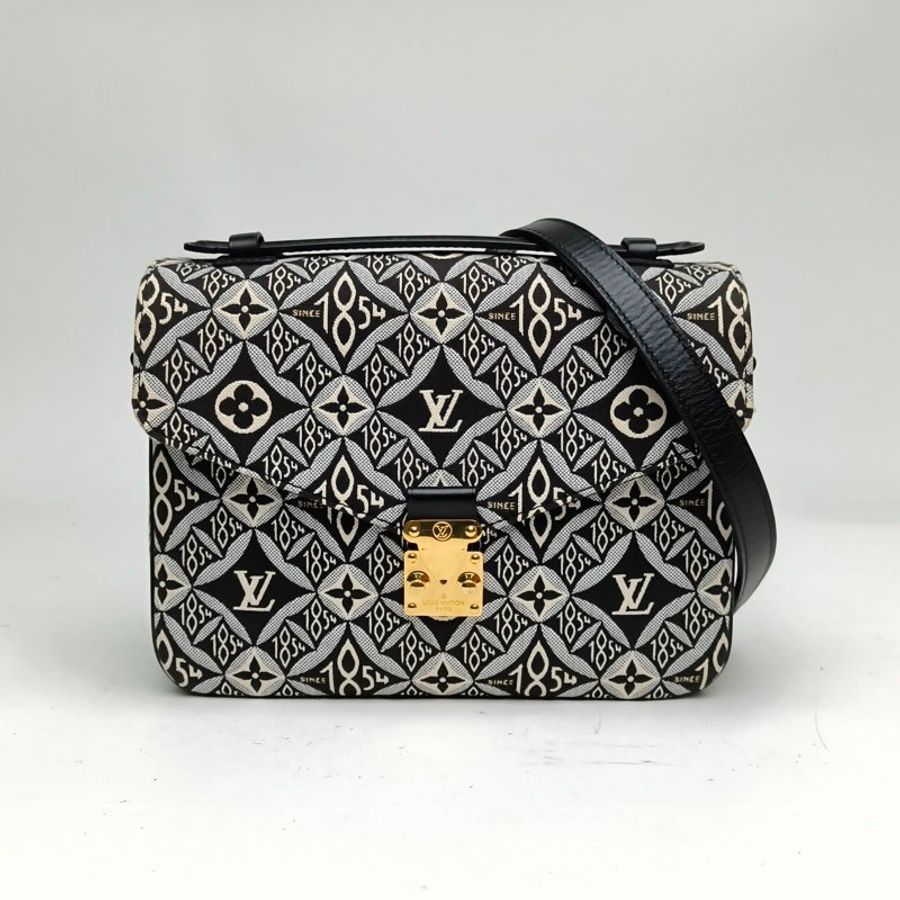 LOUIS VUITTON 黑色帆布丹寧郵差包黑白刺繡肩背包-0